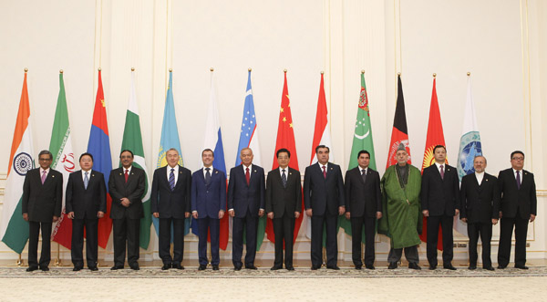 Chinese President Hu Jintao (7th L) and other participants of the Shanghai Cooperation Organization (SCO) summit pose for a group photo in Tashkent, capital of Uzbekistan, on June 11, 2010.[Ju Peng/Xinhua]