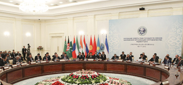Chinese President Hu Jintao (8th L, front) attends the Shanghai Cooperation Organization (SCO) summit in Tashkent, capital of Uzbekistan, on June 11, 2010.[Ju Peng/Xinhua]