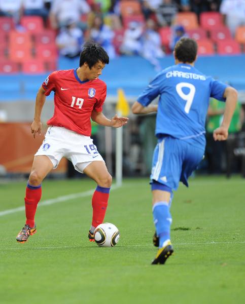 Yeom Ki-Hun of South Korea (L) controls the ball during a group B first round match against Greece at the 2010 FIFA World Cup at Nelson Mandela Bay stadium in Port Elizabeth, South Africa, on June 12, 2010. (Xinhua/Chen Haitong)