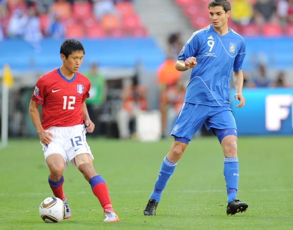 Lee Young-Pyo of South Korea (L) controls the ball during a group B first round match against Greece at the 2010 FIFA World Cup at Nelson Mandela Bay stadium in Port Elizabeth, South Africa, on June 12, 2010. (Xinhua/Chen Haitong) 