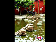 Huanglongxi Ancient Town is a popular tourist destination located near Chengdu, Sichuan Province, China. The town was founded about 1,700 years ago. The buildings here, in the style of the Qing Dynasty, are well preserved. Among the town's numerous temples, the most well known ones are the Zhenjiang Temple, Chaoyin Temple and Gulong Temple. [Photo by Zhang Jinshuang]