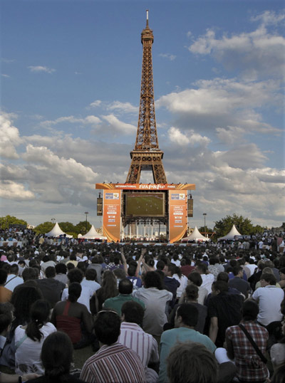Fans gather in front of a giant screen near the Eiffel Tower in Paris to watch the France vs Uruguay match on the opening day of the 2010 World Cup soccer tournament in South Africa, June 11, 2010. (Xinhua/Reuters Photo)
