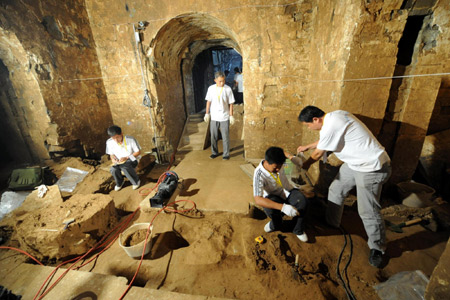 Archaeologists unearth the tomb of Cao Cao, a warlord during the Three Kingdoms period (208-280 A.D.), in Anyang of central China&apos;s Henan province on Friday. The day marks the fifth Chinese Cultural Heritage Day. [Xinhua] 