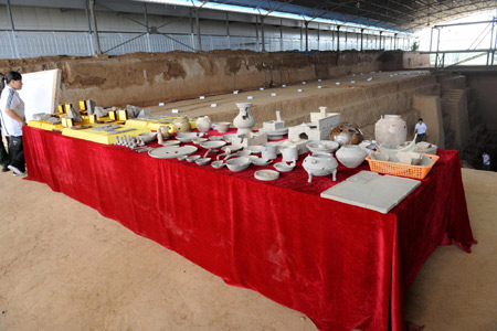 Burial wares are displayed at the site of the tomb of Cao Cao, a warlord during the Three Kingdoms period (208-280 A.D.), in Anyang of central China&apos;s Henan province on Friday. [Xinhua]
