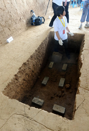Archaeologists unearth the tomb of Cao Cao, a warlord during the Three Kingdoms period (208-280 A.D.), in Anyang of central China&apos;s Henan province on Friday. The day marks the fifth Chinese Cultural Heritage Day. [Xinhua]