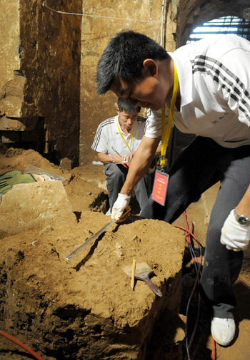 Archaeologists unearth the tomb of Cao Cao, a warlord during the Three Kingdoms period (208-280 A.D.), in Anyang of central China&apos;s Henan province on Friday. The day marks the fifth Chinese Cultural Heritage Day. [Xinhua] 
