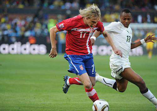 during the during the Group D match at the 2010 World Cup finals. [Xinhua]