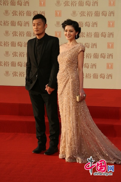 Hong Kong actor Shawn Yue (left) and Taiwanese actress Barbie Hsu pose at the red carpet at the opening ceremony of the 13th Shanghai International Film Festival on June 12, 2010.