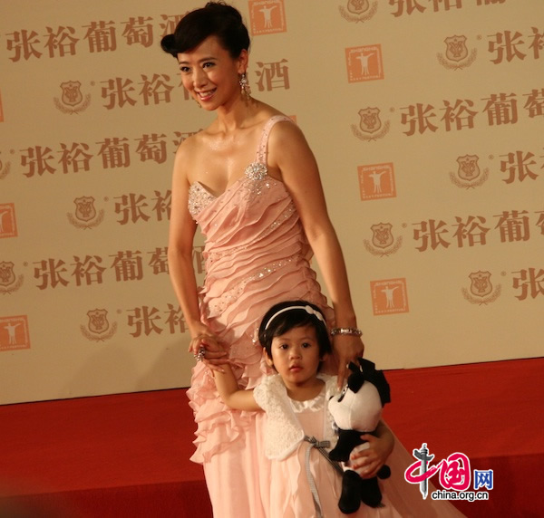 Actress Yvonne Yung Hung poses with her daughter on the red carpet at the opening ceremony of the 13th Shanghai International Film Festival on June 12, 2010.