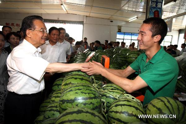 Chinese Premier Wen Jiabao(L) visits a market in Beijing, capital of China, on June 14, 2010. Chinese people will celebrate the traditional Dragon Boat Festival. (Xinhua/Yao Dawei)