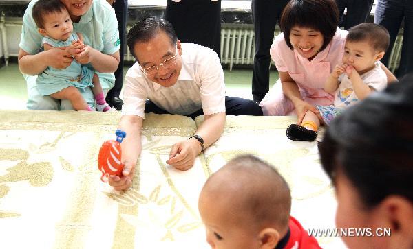 Chinese Premier Wen Jiabao(C) visits a social welfare center in Beijing, capital of China, on June 14, 2010. Chinese people will celebrate the traditional Dragon Boat Festival. (Xinhua/Yao Dawei) 