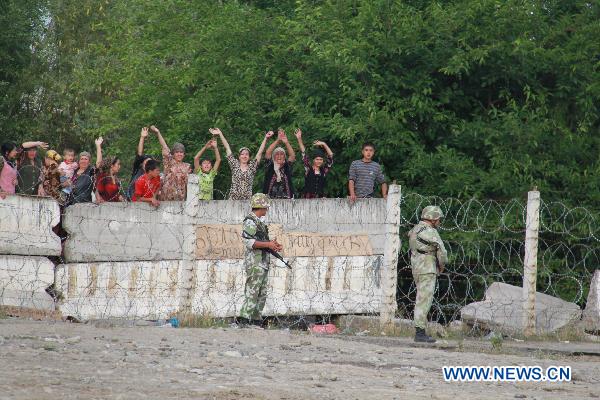 Kyrgyz refugees are seen in Andizhan, the Uzbek border region with Kyrgyzstan, June 14, 2010. [Xinhua] 