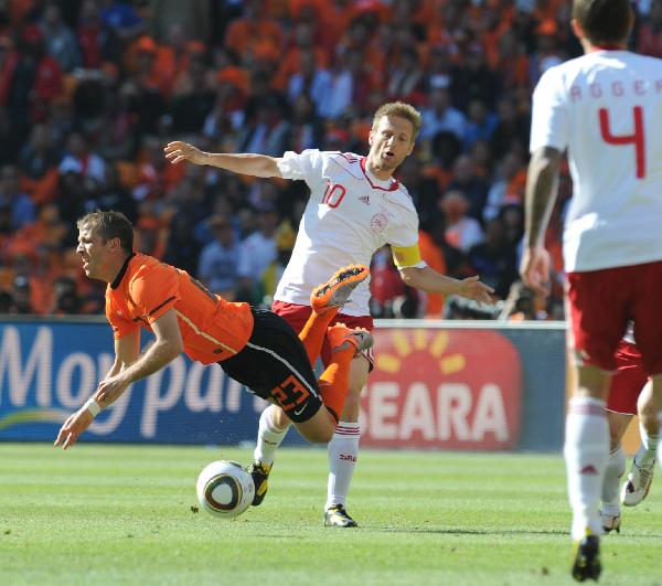 Netherlands' Rafael Van der Vaart(L) vies with Lars Martin Jorgensen of Denmark during the Group E first round 2010 World Cup football match at Soccer City stadium in Johannesburg, South Africa, on June 14, 2010. (Xinhua/Wang Yuguo)