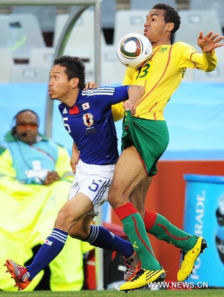 Cameroon's Eric Choupo Moting (R) vies with Japan's Yuto Nagatomo during their Group E first round 2010 World Cup football match at Free State stadium in Bloemfontein, South Africa, on June 14, 2010.