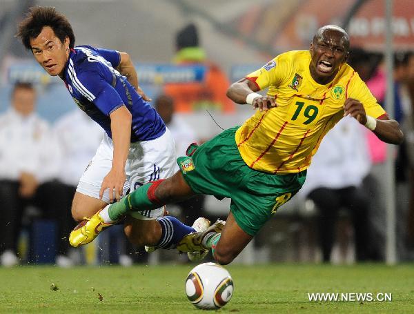 Cameroon's Stephane Mbia (R) vies for the ball during the Group E first round 2010 World Cup football match against Japan at Free State stadium in Bloemfontein, South Africa, on June 14, 2010.