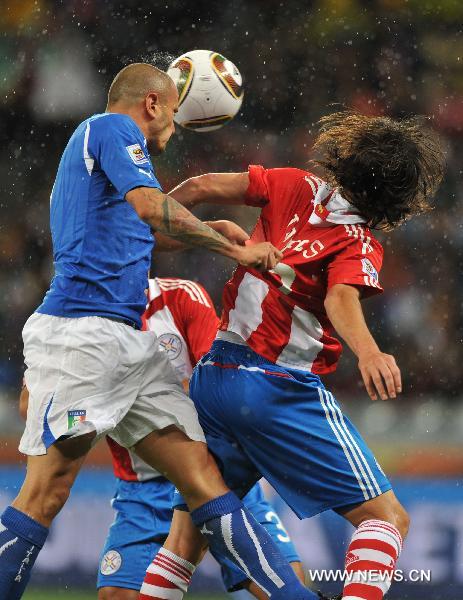 Simone Pepe(L) of Italy vies for the ball during the Group F first round match against Paraguay at 2010 FIFA World Cup at Green Point stadium in Cape Town, South Africa, on June 14, 2010.