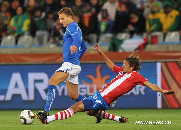 Enrique Vera of Paraguay(R) vies for the ball during the Group F first round match against Italy at 2010 FIFA World Cup at Green Point stadium in Cape Town, South Africa, on June 14, 2010.