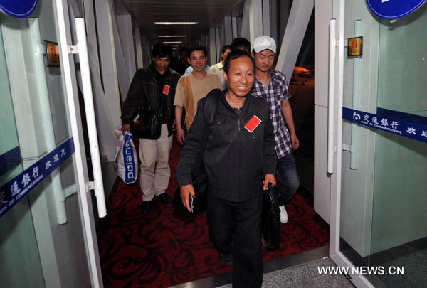 A group of Chinese arrive at the Urumqi airport, Xinjiang Uygur autonomous region from the violence-hit Kyrgyzstan June 15, 2010.