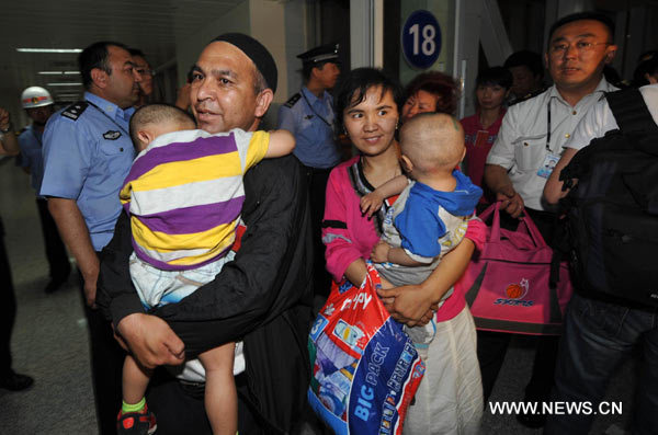 Passengers arrive at the Urumqi airport, Xinjiang Uygur autonomous region from the violence-hit Kyrgyzstan by China Southern Airlines (CSA) chartered flight on June 15.