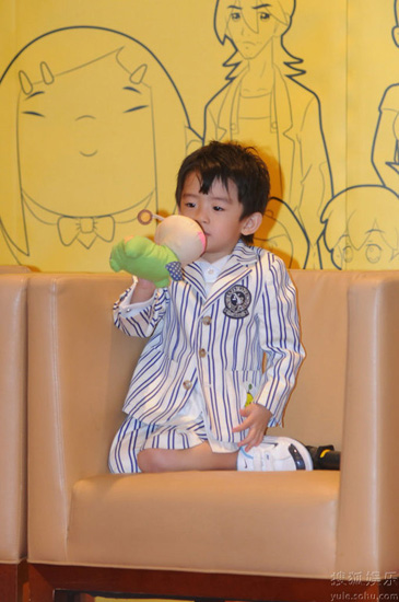 Hong Kong star Cecilia Cheung brings her son Lucas to the press conference of film &apos;CJ 7&apos; directed by Stephen Chow, at the Shanghai International Film Festival, on June 13, 2010.