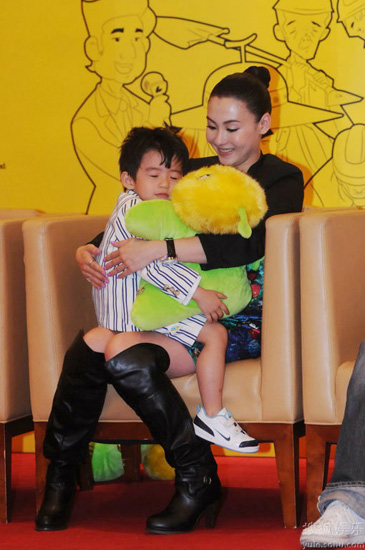 Hong Kong star Cecilia Cheung brings her son Lucas to the press conference of film &apos;CJ 7&apos; directed by Stephen Chow, at the Shanghai International Film Festival, on June 13, 2010.