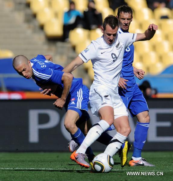 Slovakia's Shane Smeltz (C) controls the ball during the Group F first round 2010 World Cup football match against New Zealand in Rustenburg, South Africa, on June 15, 2010. (Xinhua/Wang Yuguo)