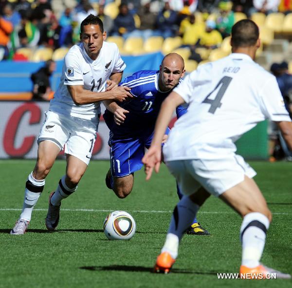 Slovakia's Robert Vittek (C) vies with New Zealand's Leo Bertos (L) during their Group F first round 2010 World Cup football match in Rustenburg, South Africa, on June 15, 2010. (Xinhua/Wang Yuguo)