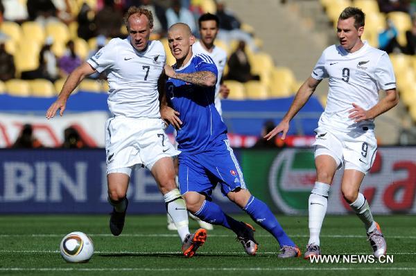 Slovakia's Martin Skrtel (C) vies with New Zealand's Simon Elliott (L) during their Group F first round 2010 World Cup football match in Rustenburg, South Africa, on June 15, 2010. (Xinhua/Wang Yuguo)