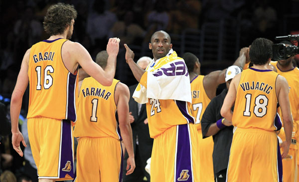 Los Angeles Lakers' Kobe Bryant (C) greets his teammates Pau Gasol (16), Jordan Farmar (1), and Sasha Vujacic(18) as they made their way to the bench during Game 6 of the 2010 NBA Finals basketball series in Los Angeles, California, June 15, 2010. (Xinhua/Reuters Photo) 