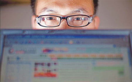 Zhao Chaofeng stares over a laptop at the Beijing branch of 315ts.net, a consumer protection website on June 3. Zhao keeps a watch on the Internet's consumer forums by deleting posts that are proven to be fraudulent and helps to take customers' complaints. [China Daily]