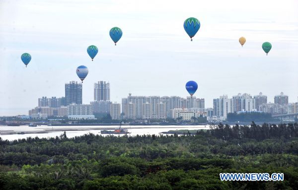 Hot air balloons rise during the Hot Air Balloon Challenge in Haikou, south China's Hainan Province, June 15, 2010. Twelve hot air balloons succeeded in flying over south China's Qiongzhou Strait. (Xinhua/Guo Cheng)