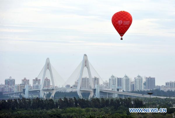 A hot air balloon rises during the Hot Air Balloon Challenge in Haikou, south China's Hainan Province, June 15, 2010. Twelve hot air balloons succeeded in flying over south China's Qiongzhou Strait. (Xinhua