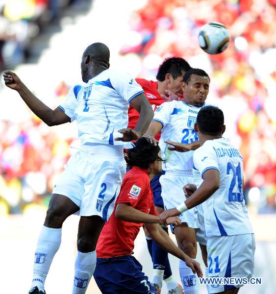 Sergio Mendoza of Honduras(2nd R) vies with a player of Chile during their Group H first round match at 2010 FIFA World Cup at Mbombela stadium in Nelspruit, South Africa, on June 16, 2010.(Xinhua/Wang Yuguo)