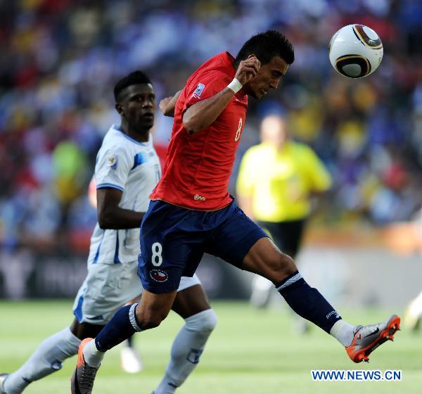 Chile's Arturo Vidal (F) heads for the ball during the 2010 World Cup Group H match between Chile and Honduras in Nelspruit, South Africa, June 16, 2010. (Xinhua/Wang Yuguo)