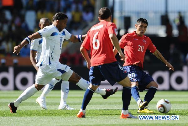 Chile's Rodrigo Millar (R) breaks through during the 2010 World Cup Group H match between Chile and Honduras in Nelspruit, South Africa, June 16, 2010. (Xinhua/Wang Yuguo)