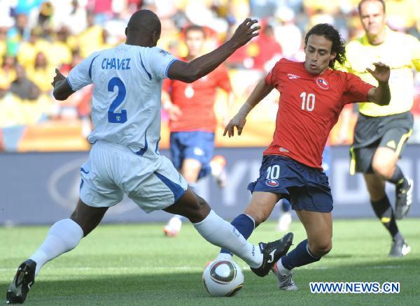 Chile's Jorge Valdivia (R) and Honduras' Osman Chavez vie for the ball during the 2010 World Cup Group H match in Nelspruit, South Africa, June 16, 2010. (Xinhua/Xu Suhui)