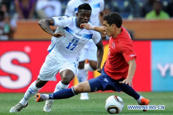 Carlos Carmona of Chile(R) vies with Edgar Alvarez of Honduras during their Group H first round match at 2010 FIFA World Cup at Mbombela stadium in Nelspruit, South Africa, on June 16, 2010.(Xinhua/Wang Yuguo) 