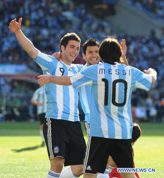 Argentina's Gonzalo Higuain (L) celebrates with his teammates after scoring the third goal during a 2010 World Cup Group B match between Argentina and South Korea at the Soccer City stadium in Soweto, suburban Johannesburg, South Africa, on June 17, 2010. (Xinhua/Wang Yuguo)