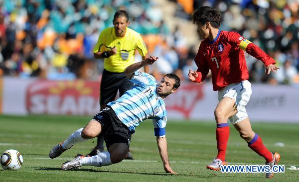 Argentina's Javier Mascherano (L) vies with South Korea's Park Ji-Sung during a 2010 World Cup Group B match between Argentina and South Korea at the Soccer City stadium in Soweto, suburban Johannesburg, South Africa, on June 17, 2010. (Xinhua/Wang Yuguo)