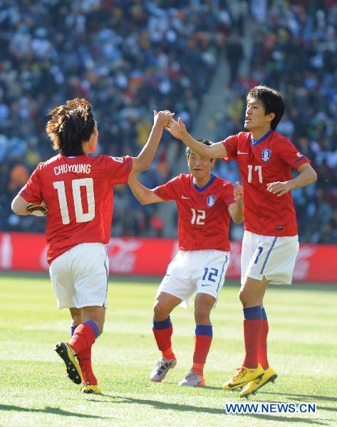 South Korea's Lee Chung-Yong (R) celebrates with his teammates after scoring during a 2010 World Cup Group B match between Argentina and South Korea at the Soccer City stadium in Soweto, suburban Johannesburg, South Africa, on June 17, 2010. (Xinhua/Guo Yong)