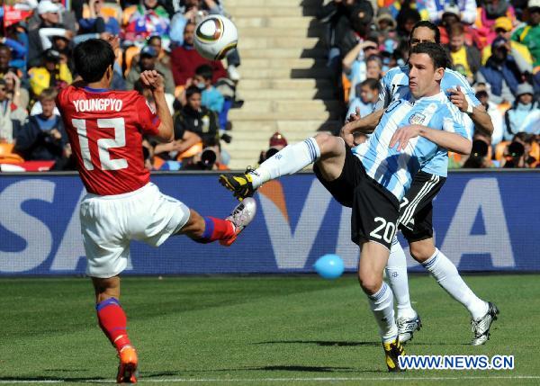 Argentina's Maxi Rodríguez (R) vies with South Korea's Lee Young-Pyo during a 2010 World Cup Group B match between Argentina and South Korea at the Soccer City stadium in Soweto, suburban Johannesburg, South Africa, on June 17, 2010. (Xinhua/Wang Yuguo)