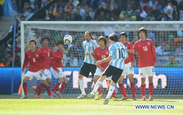 Argentina's Lionel Messi(R) shoots during a 2010 World Cup Group B match between Argentina and South Korea at the Soccer City stadium in Soweto, suburban Johannesburg, South Africa, on June 17, 2010. (Xinhua/Guo Yong)