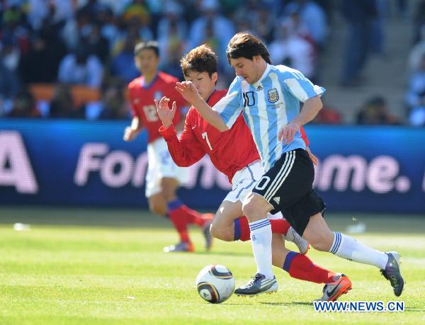 Argentina's Lionel Messi(R) breaks through during a 2010 World Cup Group B match between Argentina and South Korea at the Soccer City stadium in Soweto, suburban Johannesburg, South Africa, on June 17, 2010. (Xinhua/Guo Yong)