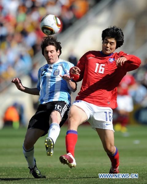 Argentina's Lionel Messi (L) vies with South Korea's Ki Sung-Yueng during a 2010 World Cup Group B match between Argentina and South Korea at the Soccer City stadium in Soweto, suburban Johannesburg, South Africa, on June 17, 2010. (Xinhua/Wang Yuguo)