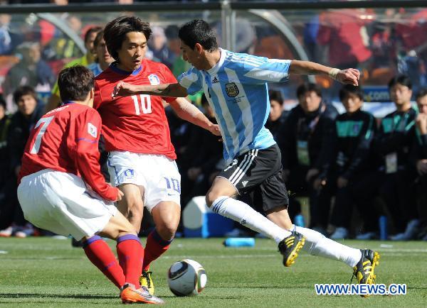 Argentina's Angel Di Maria (R) vies for the ball against South Korea's Park Ji-Sung (L) and Park Chu-Young during a 2010 World Cup Group B match between Argentina and South Korea at the Soccer City stadium in Soweto, suburban Johannesburg, South Africa, on June 17, 2010. (Xinhua/Wang Yuguo)