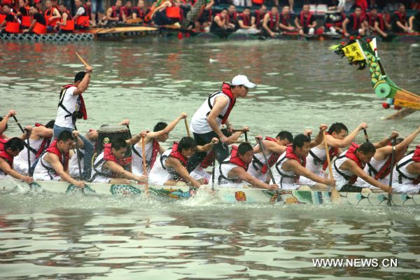 People paddle in the water during an annual dragon boat activity held in Wenzhou, east China's Zhejiang Province, June 14, 2010, to celebrate the upcoming Chinese Dragon Boat Festival. [Xinhua/Zhuang Yingchang] 