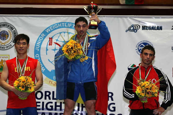 Romanian Martin Razvan (C), China's Tang Deshang (L) and Albania's Daniel Gidelli stand on the podium during the awarding ceremony of the men's 69kg category event at the Junior World Weightlifting Championships held in Sofia, capital of Bulgaria, June 16, 2010. Martin Razvan claimed the title of the event with a total of 340kg.(Xinhua/Velko)