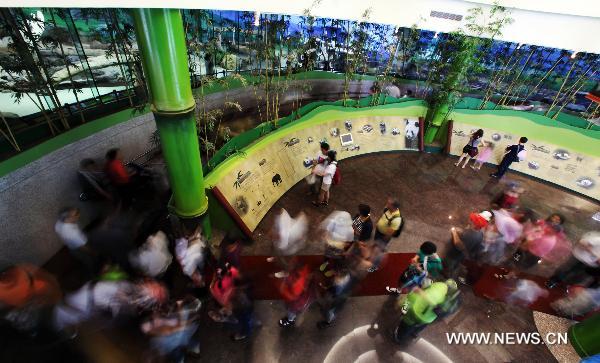 Visitors queue to view giant pandas Tuantuan and Yuanyuan at the zoo in Taipei, southeast China's Taiwan, June 16, 2010. Many local residents visited giant pandas Tuantuan and Yuanyuan during the Dragon Boat Festival. [Xinhua]