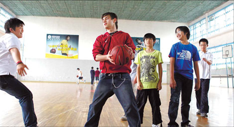 International students play basketball at No 55 Middle School. (Photo: China Daily)