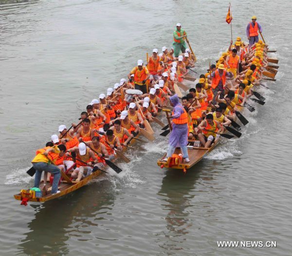 People paddle in the water during an annual dragon boat activity held in Wenzhou, east China's Zhejiang Province, June 14, 2010, to celebrate the upcoming Chinese Dragon Boat Festival.
